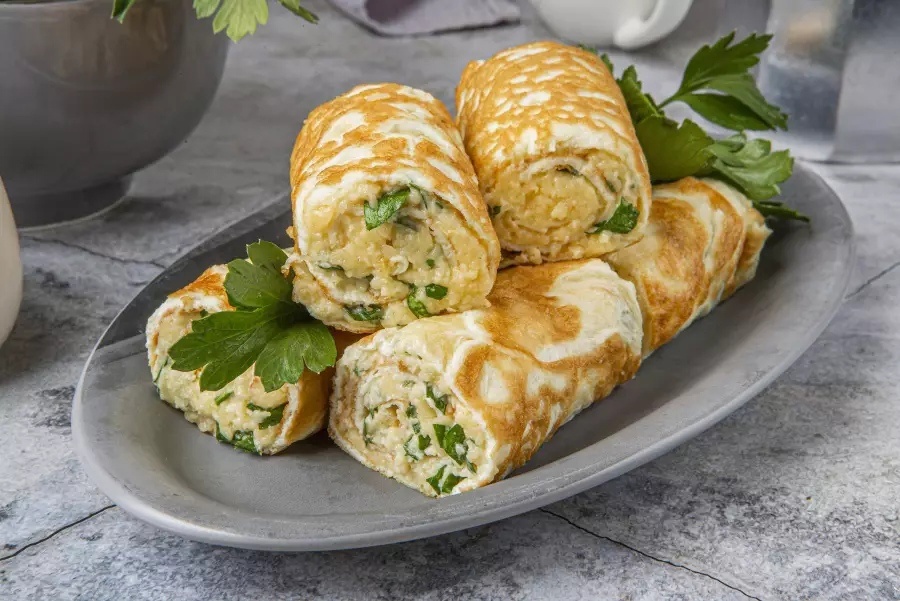 Изысканный яичный рулет с ароматной начинкой
