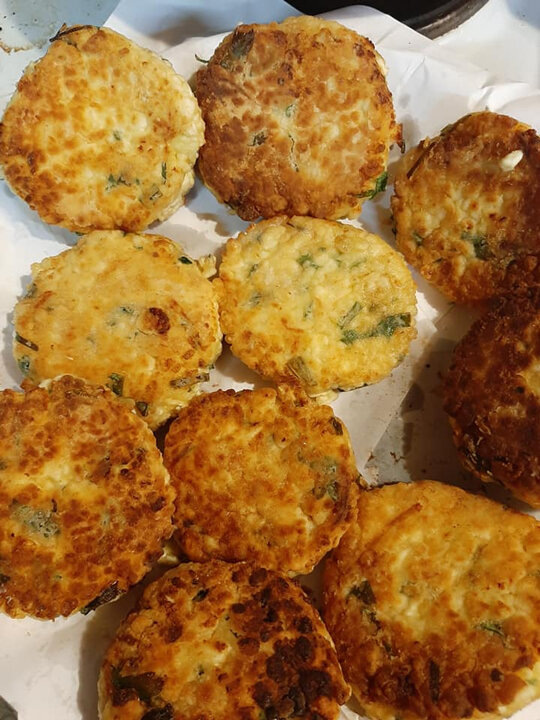 Сырники с зеленью и сулугуни: нежный вкус и простота приготовления