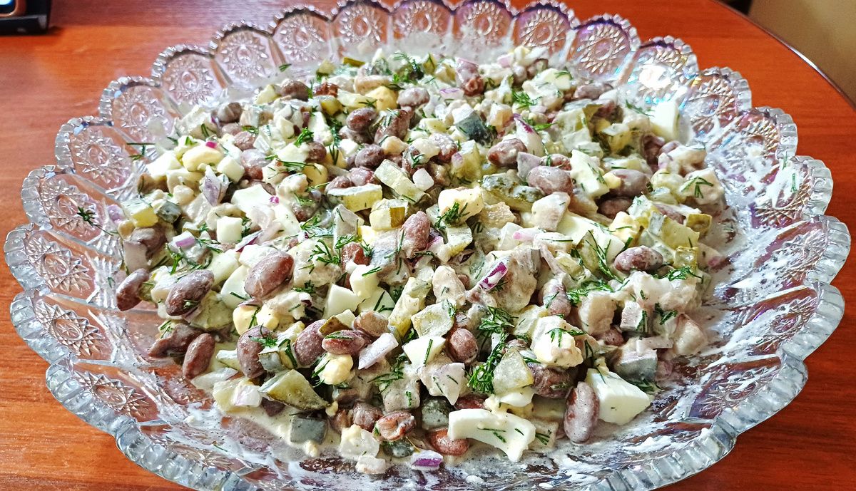Погружение в мир вкусов: салат с селедкой и красной фасолью