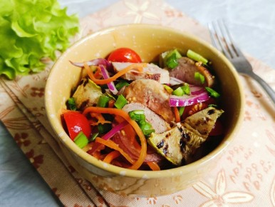 Салат с дымком: идеальное блюдо с купатами и овощами с гриля