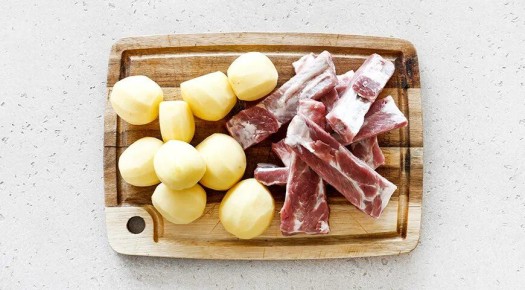 Как приготовить сочные свиные ребрышки с картошкой в духовке: простой и вкусный рецепт