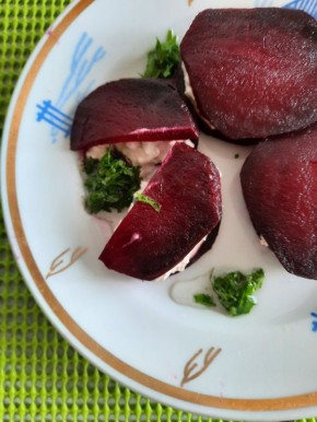 Нежные равиоли из свеклы с лососевым паштетом