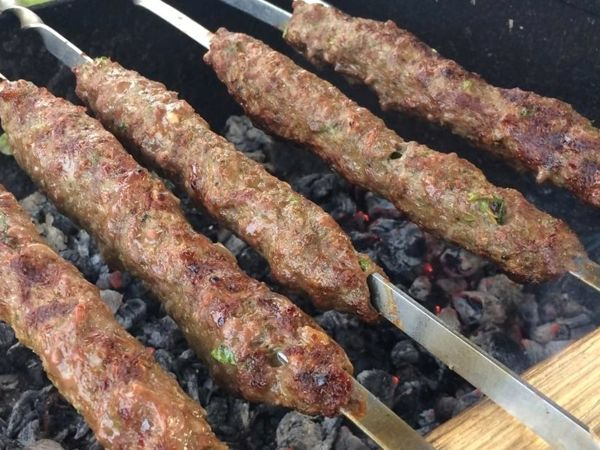 Ароматный люля-кебаб из говядины на мангале