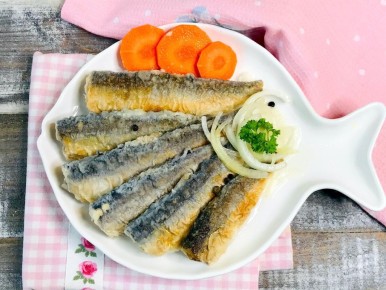 Как приготовить маринованную салаку: вкусное лакомство для праздника