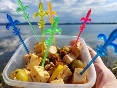 Маринованный сыр: вкусный способ удивить гостей на празднике