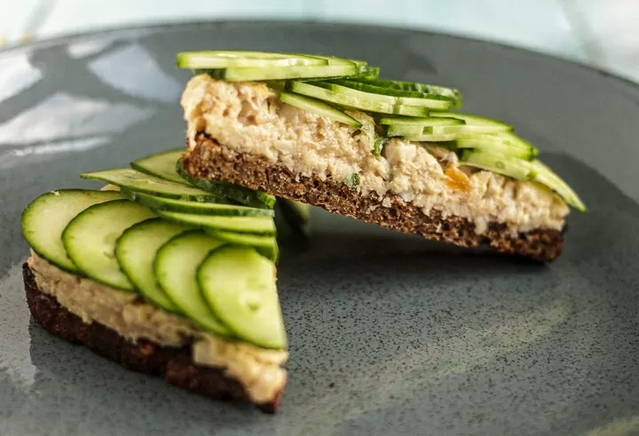 Сэндвич с копчёной рыбой: простой и вкусный рецепт