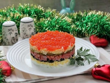 Невероятный салат с красной рыбой и икрой для вашего стола