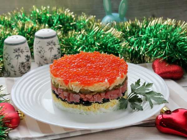 Невероятный салат с красной рыбой и икрой для вашего стола
