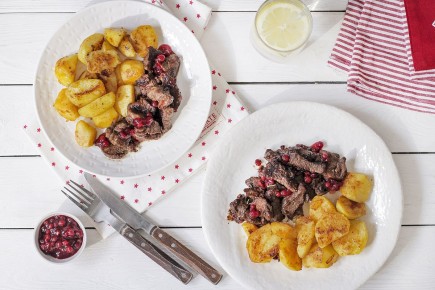 Нежная говядина в брусничном соусе с картофелем Шато: попробуйте этот кулинарный шедевр