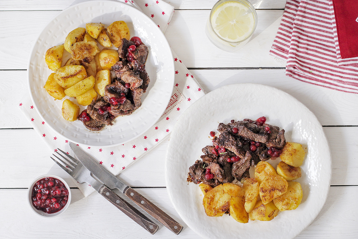 Нежная говядина в брусничном соусе с картофелем Шато: попробуйте этот кулинарный шедевр