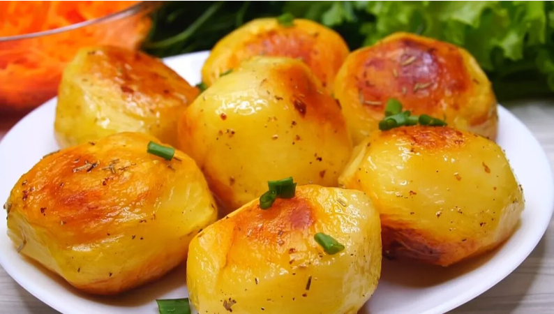 Нежный картофель в духовке с хрустящей корочкой: попробуйте этот непростой рецепт