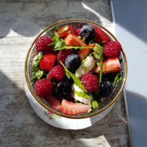 Ягодный десерт с моцареллой и рукколой: вкус зимы