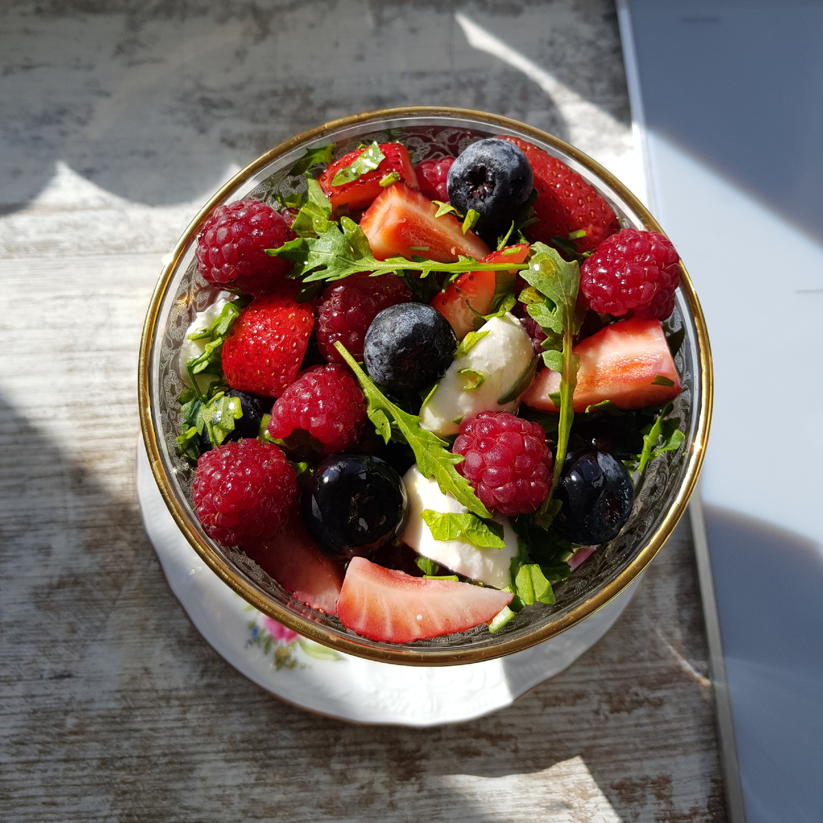 Ягодный десерт с моцареллой и рукколой: вкус зимы