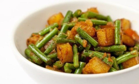 Необычное карри с картофелем и стручковой фасолью