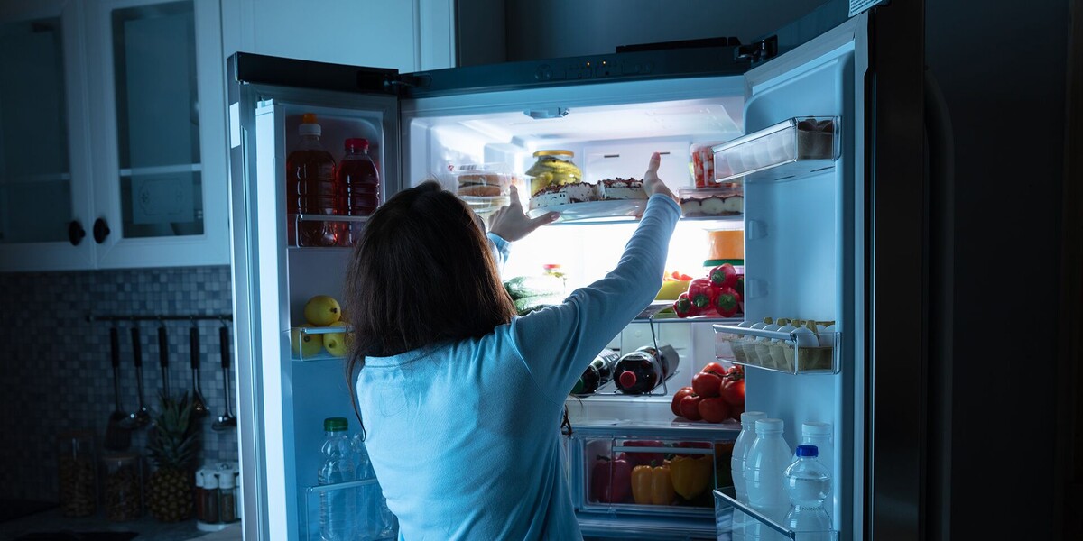 Почему яйца и молоко не стоит хранить в дверце холодильника
