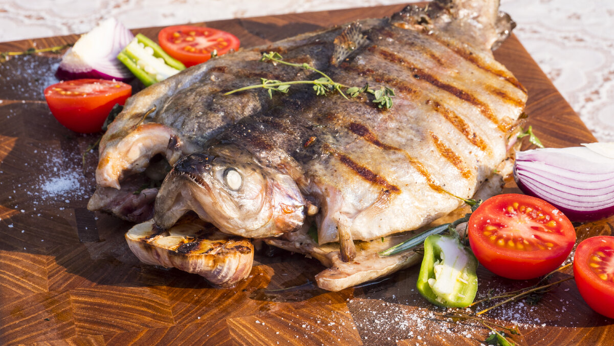 Летучая рыба с баклажанами: оригинальный пикник на гриле