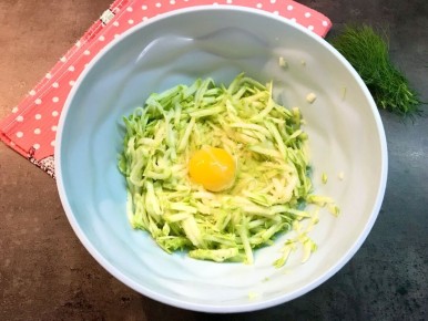 Пикантная запеканка из свежих кабачков