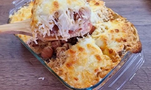 Вкусный семейный ужин: сосиски в сливочном соусе с грибами и сыром