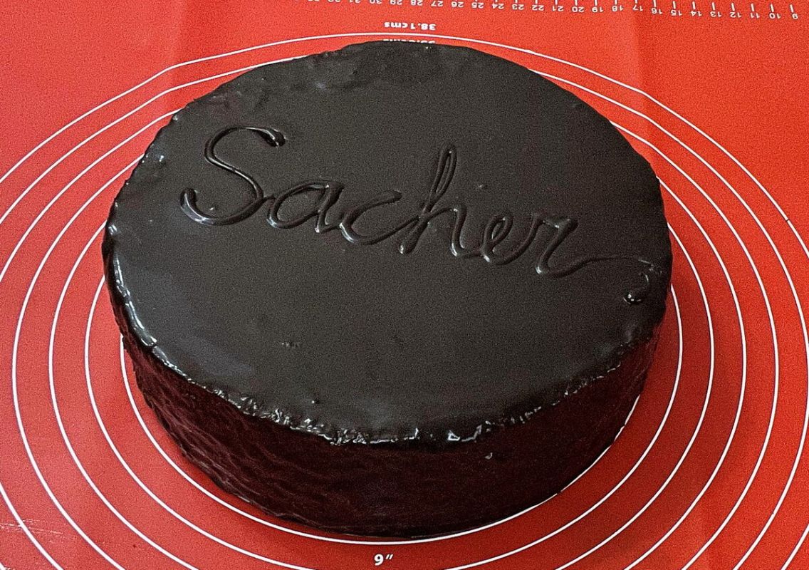 Необычный шоколадный торт Захер без крема: секреты приготовления