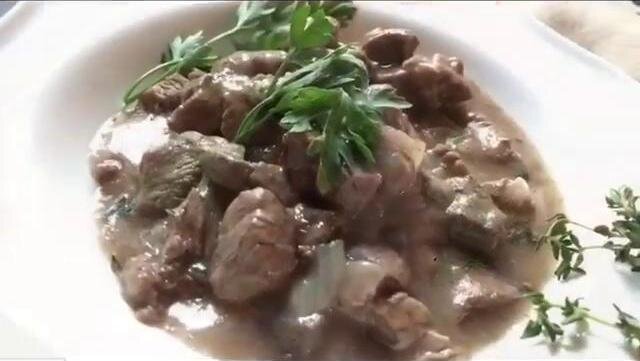 Нежная говядина в белом соусе