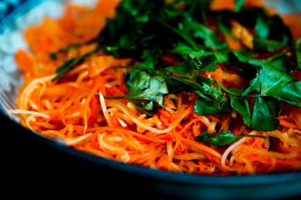 Нежный пряный салат из моркови и дайкона: рецепты для гурманов