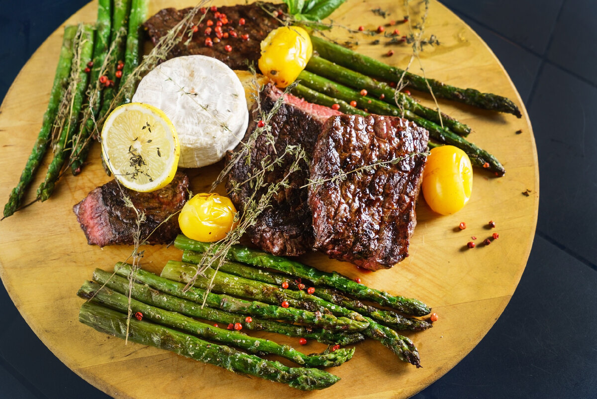 Говяжьи стейки со спаржей и сырным соусом