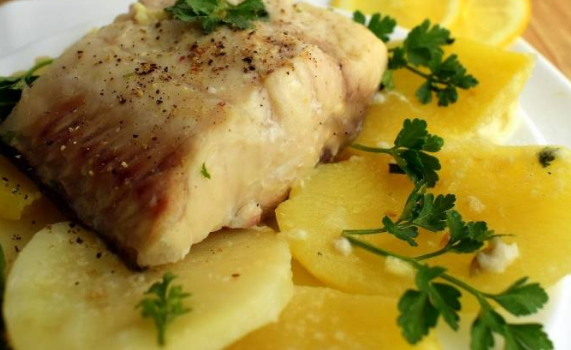 Тушеный картофель с рыбой