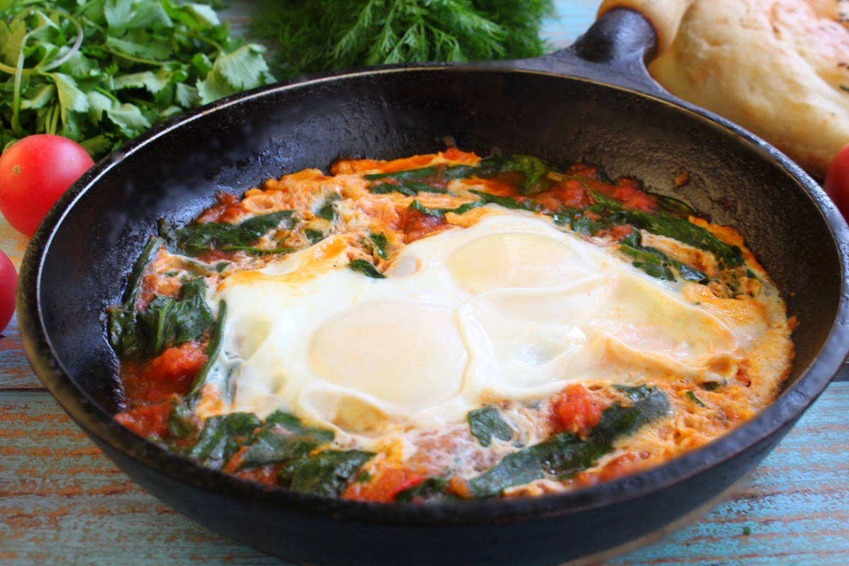 Яичница с помидорами и шпинатом: новый взгляд на привычный завтрак