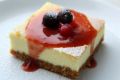 Наслаждайтесь классическим чизкейком с нежным ягодным соусом