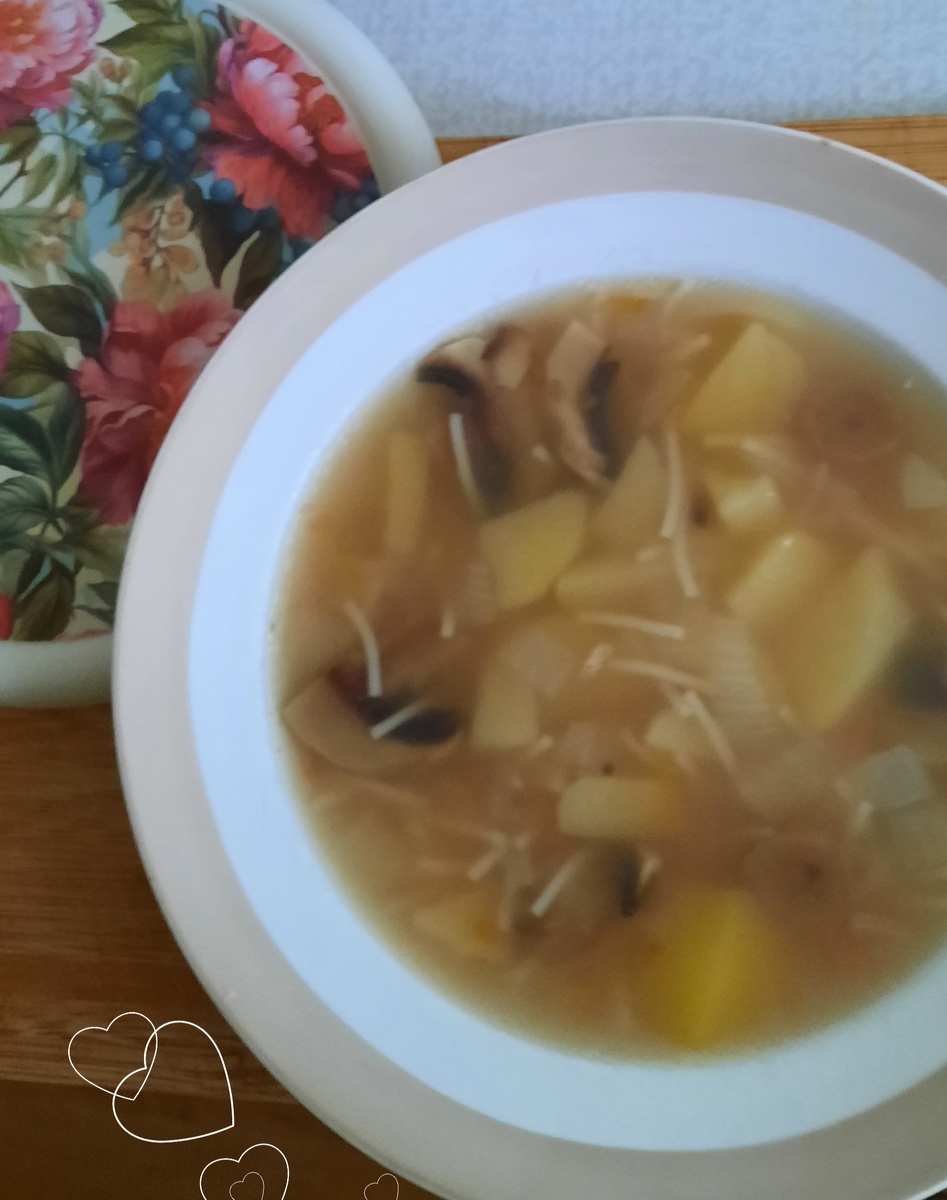 Нежный грибной суп с вермишелью на курином бульоне – простой рецепт для уюта