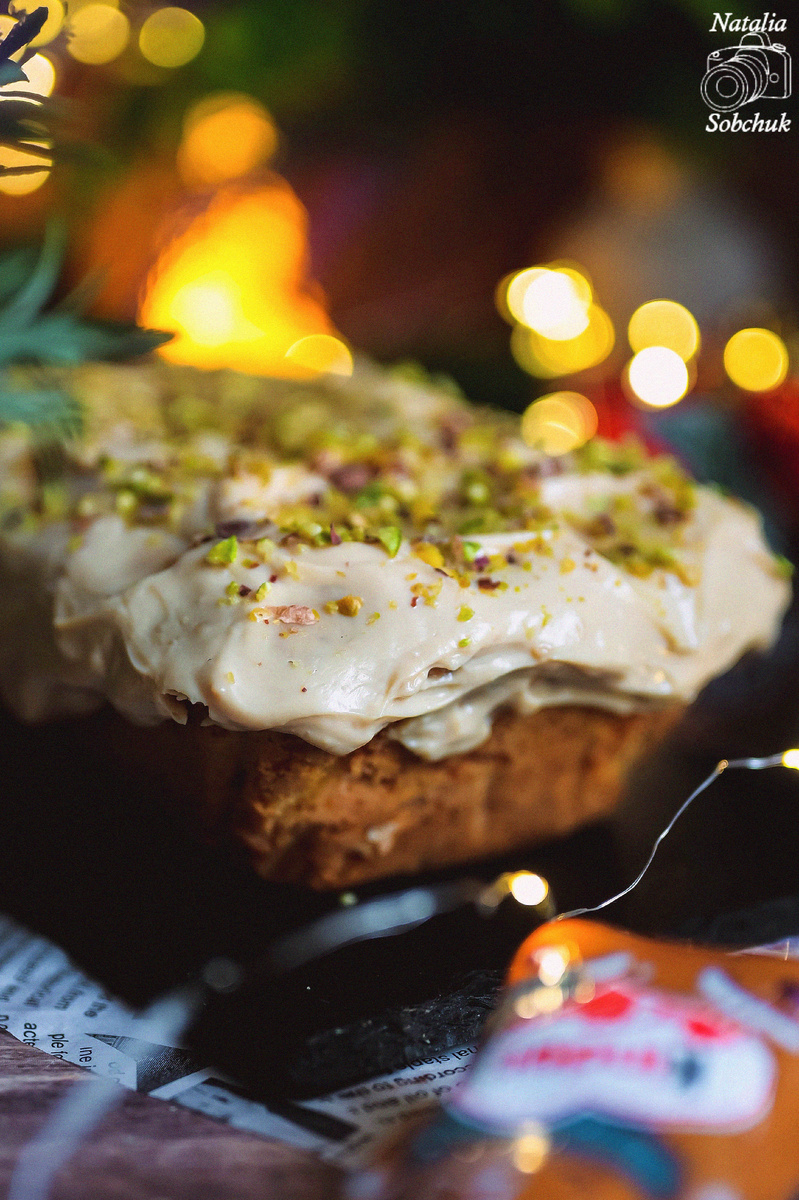 Ароматный морковный кекс с творожной начинкой и карамельным кремом, который стоит попробовать