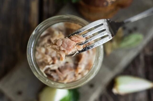 Сколько хранится домашняя тушенка в банках: советы по безопасности