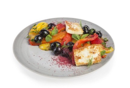 Яркий и аппетитный салат с перцами и халуми