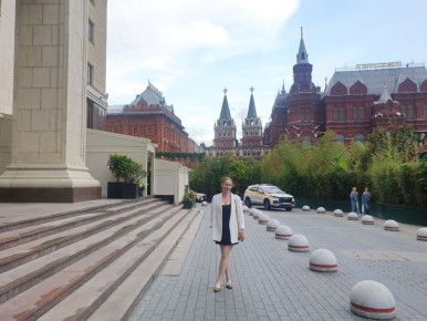 Летний гастрономический опыт на террасе бара 'Московский' у истоков истории