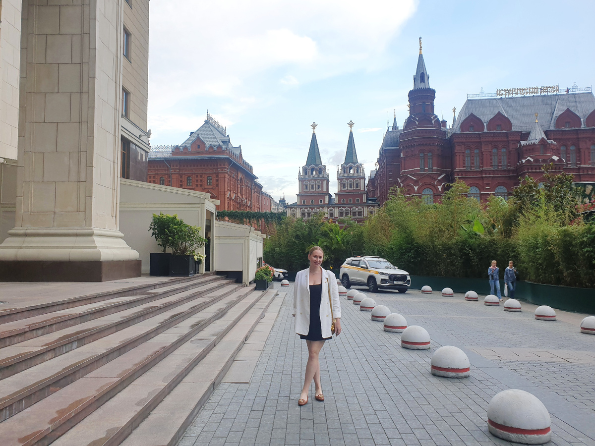 Летний гастрономический опыт на террасе бара 'Московский' у истоков истории