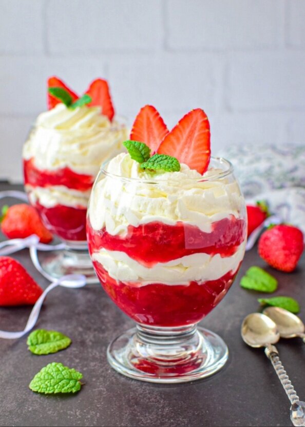 Нежный творожный десерт с клубникой: как удивить гостей