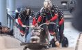 Три американских бобслеиста вылетают из саней на Кубке мира в Швейцарии