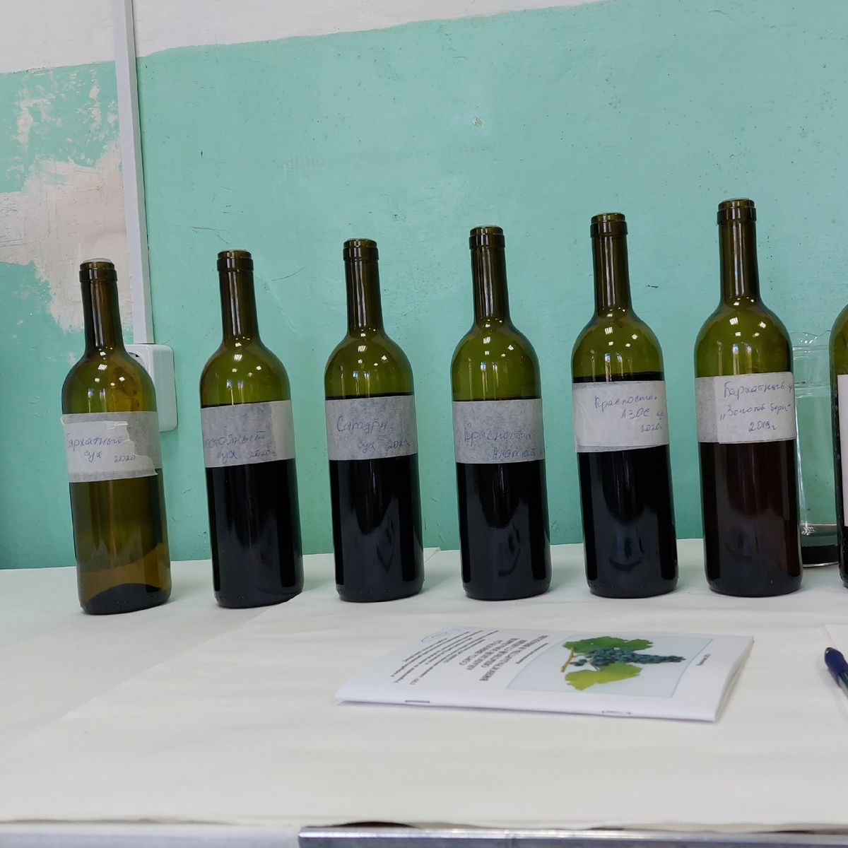 РосКачество обнаружило фальсифицированное вино на прилавках магазинов