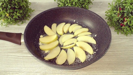 Простой яблочный пирог на сковороде: легкое решение для лени