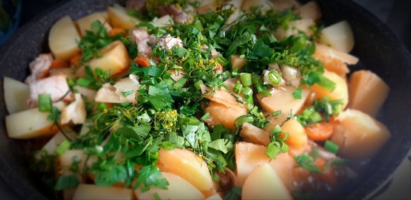 Вкусные секреты молодого картофеля с мясом: сытный обед за полчаса