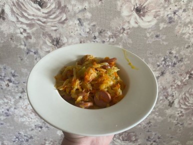 Сочная тушеная капуста с сосисками: простое и быстрое блюдо для всей семьи