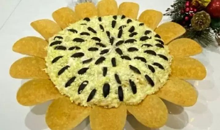 Салат «Подсолнух» с кукурузой