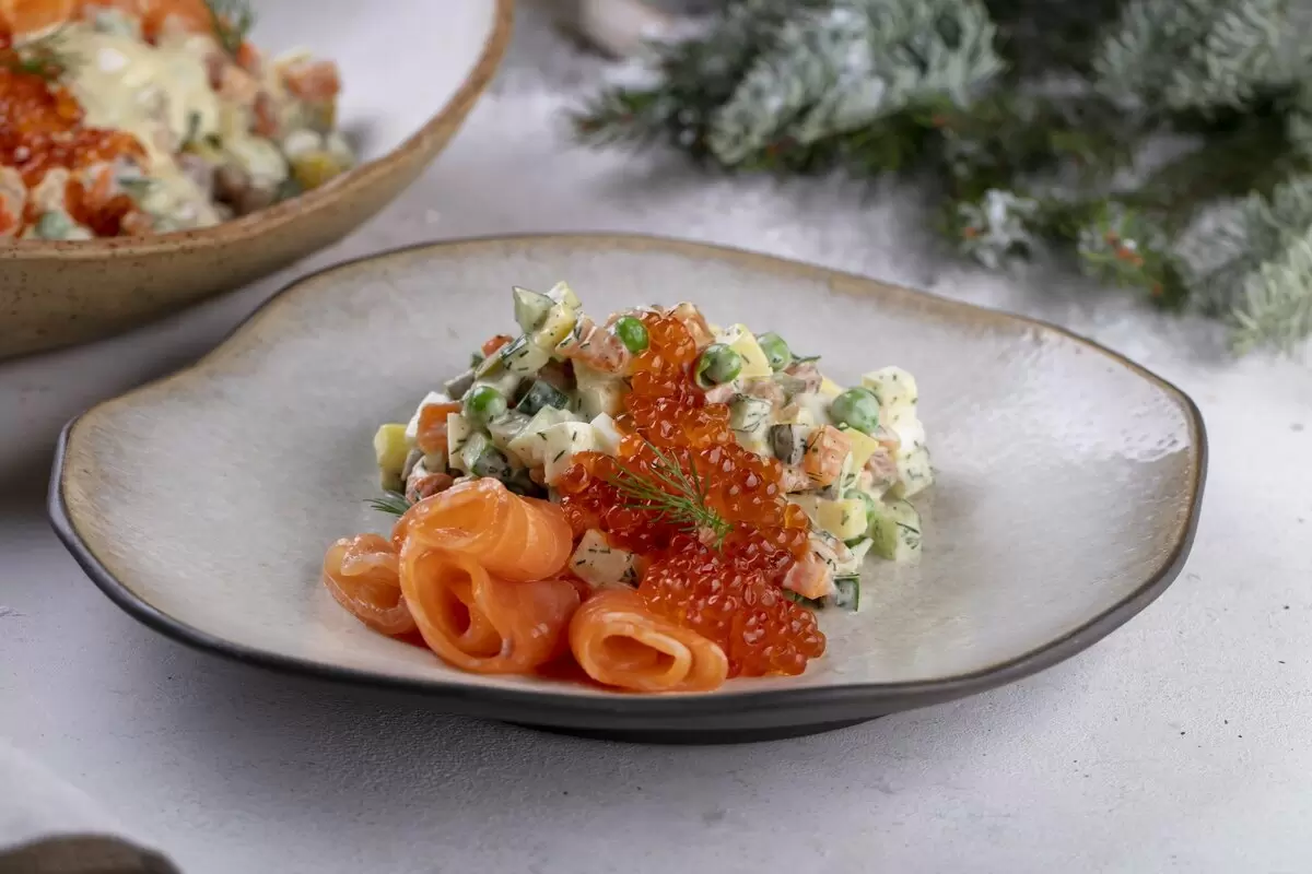 Новый взгляд на классическое оливье с лососем