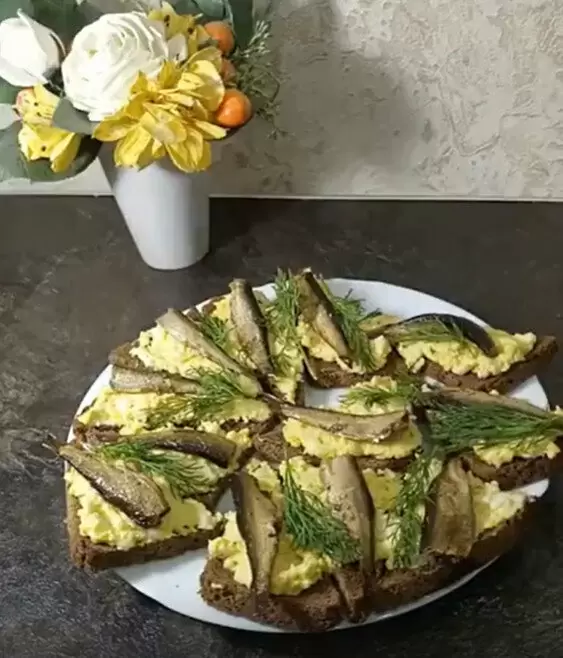 Вкусные бутерброды со шпротами: простой рецепт для любых мероприятий