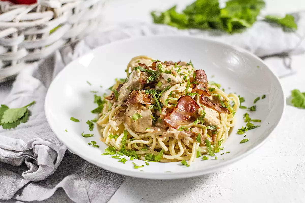 Спагетти «Равелла»: идеальное сочетание курицы, бекона и творожного сыра