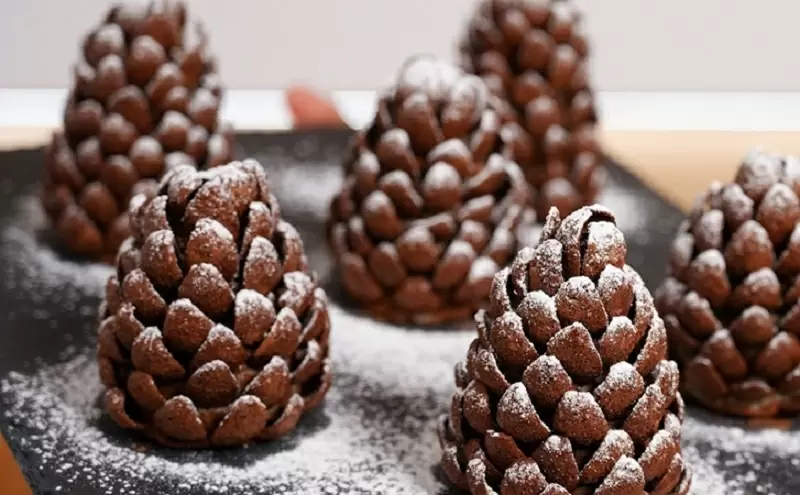 Шишки в снегу: как создать новогоднюю магию на столе