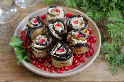 Нежные рулетики из баклажанов: 4 универсальных рецепта для вашего стола