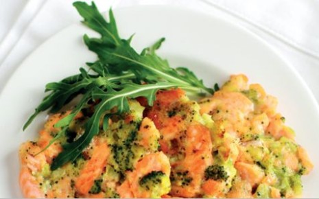 Нежные котлеты из лосося с брокколи