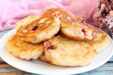 Пышные оладьи на кефире без яиц: простой и вкусный рецепт с брусникой