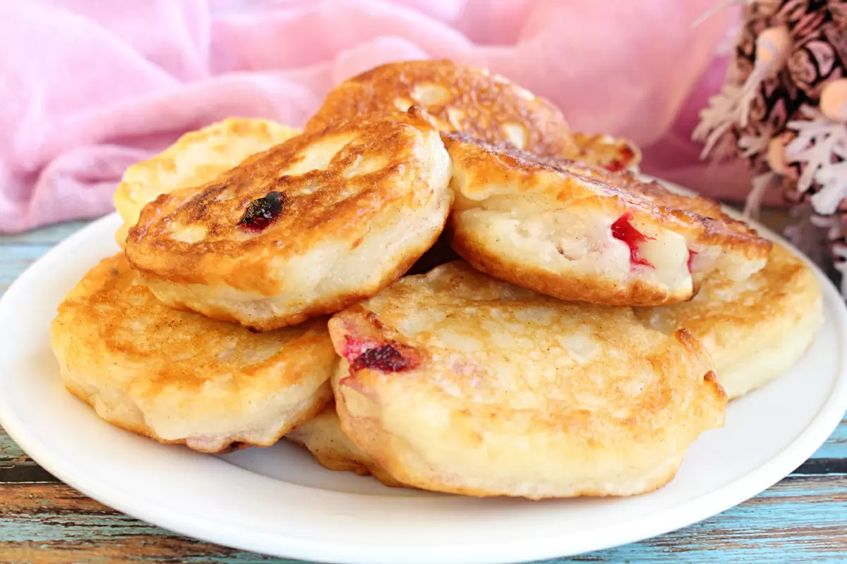 Пышные оладьи на кефире без яиц: простой и вкусный рецепт с брусникой